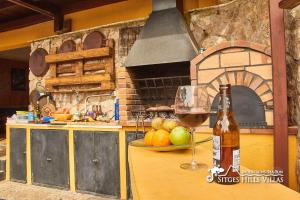Villa Charma with private pool and Air conditioning close to sitges in peaceful location italokat is kínál