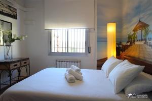 A bed or beds in a room at Villa Charma with private pool and Air conditioning close to sitges in peaceful location Még 28 kép