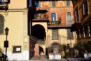 um edifício com um portão em frente a um edifício em Ball Apartments loc 04163 em Verona