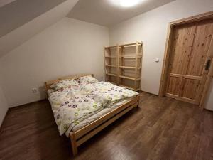 Cama o camas de una habitación en Chalupa Netopýr