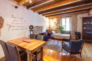 Una sala de estar con una mesa y sillas de madera. en Verona Walls, en Verona