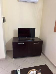 Un televisor encima de una cómoda en una habitación. en appartement by seb, en Santa Maria