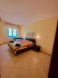 Un dormitorio con una cama y suelo de baldosas. en appartement by seb, en Santa Maria