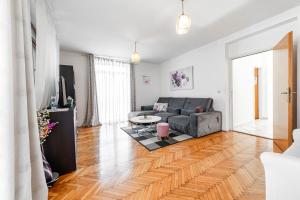 ein Wohnzimmer mit einer Couch und einem Tisch in der Unterkunft Villa Nick in Cavtat