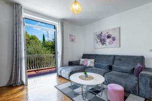 ein Wohnzimmer mit einer Couch und einem Tisch in der Unterkunft Villa Nick in Cavtat + 37 Fotos