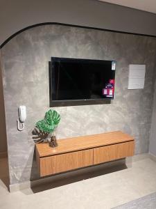 Μια τηλεόραση ή/και κέντρο ψυχαγωγίας στο Studio Aconchegante em Pirassununga