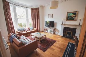 Μια τηλεόραση ή/και κέντρο ψυχαγωγίας στο Stunning 3 Bed Flat in the Heart of the West End