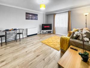 TV a/nebo společenská místnost v ubytování Stylish Apartment Near Heathrow, Skyline Views