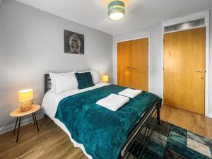 Postel nebo postele na pokoji v ubytování Stylish Apartment Near Heathrow, Skyline Views