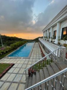Bazén v ubytování Ocean Breeze 1 BHK Duplex Villa nebo v jeho okolí