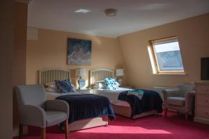 Ruang duduk di The Moorings Hotel & Seafood Restaurant