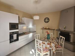 Kuchyň nebo kuchyňský kout v ubytování SILTER - LA CASA NEL BORGO