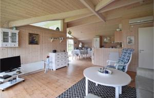 Μια τηλεόραση ή/και κέντρο ψυχαγωγίας στο Two-Bedroom Holiday Home In Juelsminde