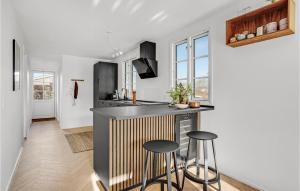 Televisyen dan/atau pusat hiburan di Holiday Home Hejls With A Fireplace 267