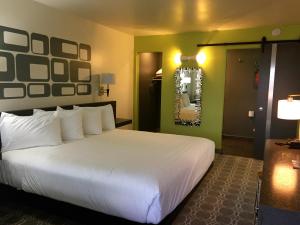 University Inn ASU/Tempe客房内的一张或多张床位