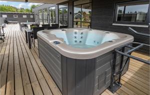ein Whirlpool auf der Terrasse eines Hauses in der Unterkunft Nice Home In Nørre Nebel With Kitchen in Nørre Nebel + 18 Fotos