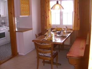 A cozinha ou kitchenette de Ferienwohnung Tschudiboden