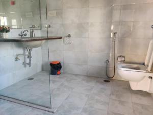 Un baño con ducha, inodoro y lavabo. en Arka Luxury Homestay, en Jaipur 52 fotos más