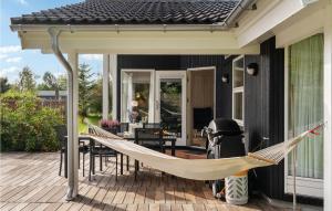 Balkon atau teras di Amazing Home In Odder With Kitchen