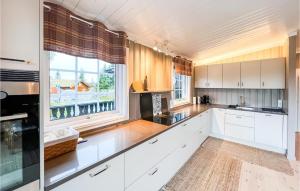 Køkken eller tekøkken på Beautiful Home In Sjusjøen With Kitchen