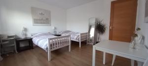 Postel nebo postele na pokoji v ubytování private rooms in luxury villa, free parking, close to the center