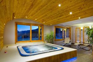 Bazén v ubytování Logis Hotel & Spa Beau-Site nebo v jeho okolí