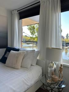Ένα ή περισσότερα κρεβάτια σε δωμάτιο στο My Apartment on the Water