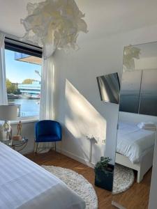 Ένα ή περισσότερα κρεβάτια σε δωμάτιο στο My Apartment on the Water