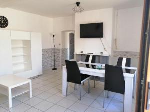 a living room with a white table and chairs at Appartement 29 B - Mailly-le-camp in Mailly-le-Camp
