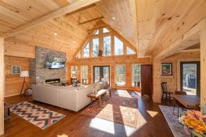 un salon avec un canapé et une cheminée dans l'établissement El Escorpio North, à Brevard