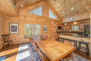 une salle à manger et une cuisine avec une grande table en bois dans l'établissement El Escorpio North, à Brevard