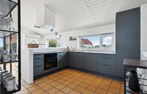 Η κουζίνα ή μικρή κουζίνα στο Nice Home In Hvide Sande With Sauna