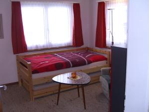 Uma cama ou camas num quarto em Ferienwohnung Tschudiboden