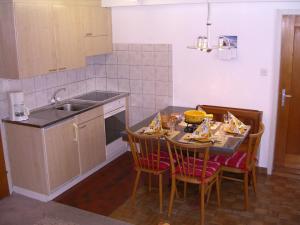 A cozinha ou kitchenette de Ferienwohnung Tschudiboden