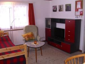 Uma área de estar em Ferienwohnung Tschudiboden