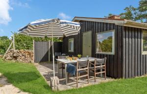 Κήπος έξω από το Nice Home In Hadsund With Kitchen