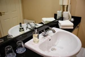 Bilik mandi di The Moorings Hotel & Seafood Restaurant +37 gambar