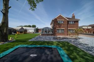 una casa con piscina nel cortile di 20 Guest Luxury Stay - Private Pool, Hot Tub & Gym a Lytham St Annes