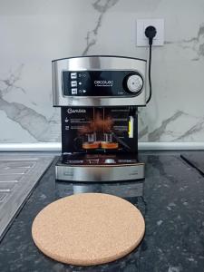 un grille-pain au-dessus d'un comptoir dans l'établissement Smart Suite, à Madrid