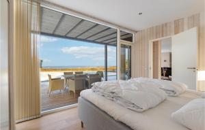 Postel nebo postele na pokoji v ubytování Beach Front Home In Spøttrup + 22 fotografií