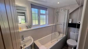 Vannituba majutusasutuses Stables Cottage +12 fotot