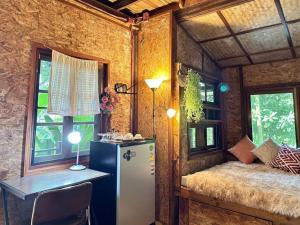 Piccola camera con frigorifero e letto. di Bangtao Wooden house resort and cafe a Ban Thalat Choeng Thale