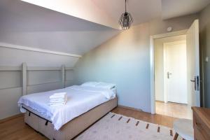 En eller flere senge i et værelse på Charming 2BR Panoramic Views Penthouse in Maltepe