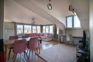 Et opholdsområde på Charming 2BR Panoramic Views Penthouse in Maltepe