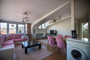 Et opholdsområde på Charming 2BR Panoramic Views Penthouse in Maltepe