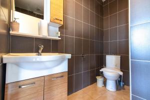 Et badeværelse på Charming 2BR Panoramic Views Penthouse in Maltepe + 6 billeder