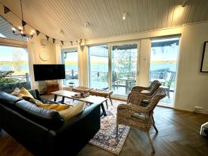 a living room with a couch and chairs and a table at Rantavilla 7 hlo poreallas in Jämsä