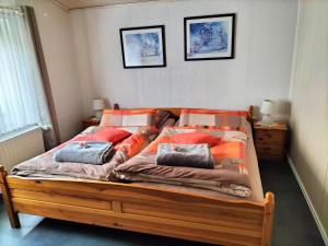un letto con due cuscini sopra in una camera da letto di Ferienwohnung Frieda, 65207 a Moormerland