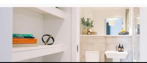 Bilik mandi di Exquisite Brand New Double Room