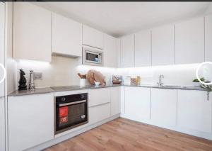 Dapur atau dapur kecil di Exquisite Brand New Double Room
